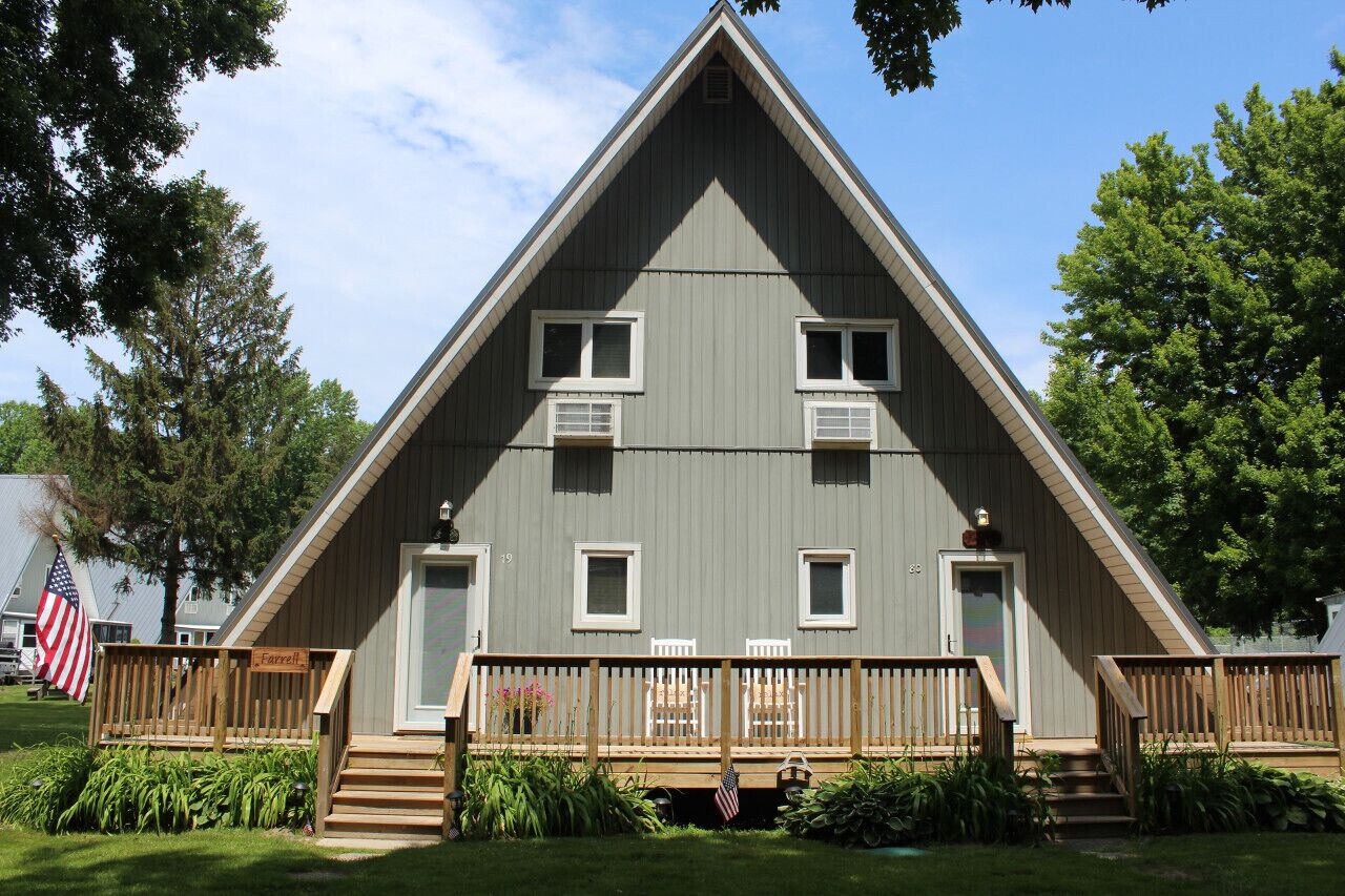 Chalet on the Lake 80 w/ Beach Access, Pools, Sport Courts, Fishing Pond & more!