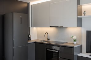 Réfrigérateur, four, plaque de cuisson, cafetière/bouilloire