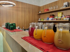 含每日吃到飽自助式早餐