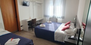 Basic Triple Room | Desk, free WiFi, bed sheets - Hotel La Ruota (Morbegno)
