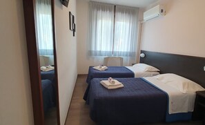 Basic Double or Twin Room | Desk, free WiFi, bed sheets - Hotel La Ruota (Morbegno)