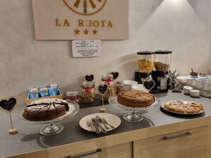 Free daily buffet breakfast  - Hotel La Ruota (Morbegno)