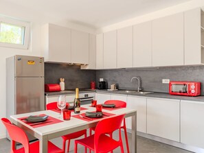 Microonde, forno, lavastoviglie, seggiolone