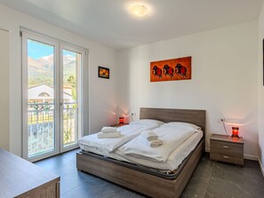 2 bedrooms, travel crib, free WiFi