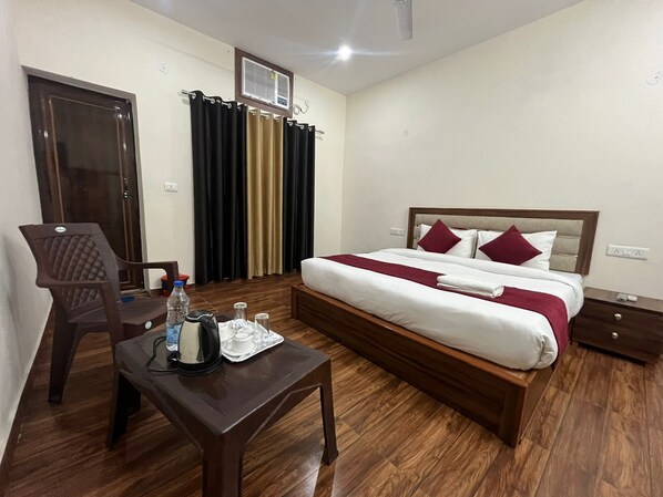 Individually furnished, desk, laptop workspace, iron/ironing board - Badal Inn (New Delhi)