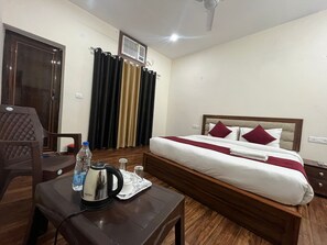 Deluxe Room | Individually furnished, desk, laptop workspace, iron/ironing board - Badal Inn (New Delhi)