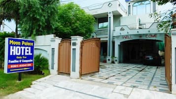 Mặt tiền nơi lưu trú