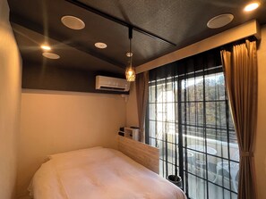 Habitación doble estándar | Edredón, decoración personalizada y muebles diferentes