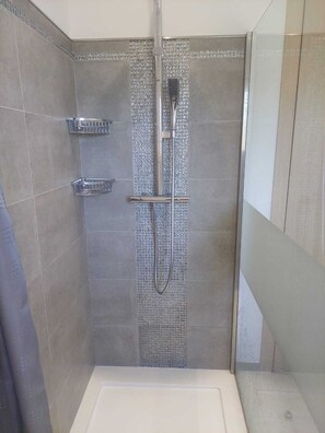 Shower, hair dryer, towels, soap - Villa 4/6 Pers vue mer Proche Ajaccio + Véhicule (Alata)