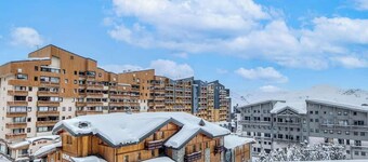 Central apt ski-in/out city view