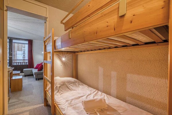 1 bedroom, WiFi, bed sheets - Central apt ski-in/out city view (Les Belleville)