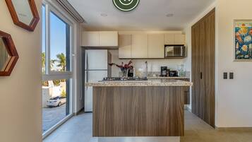 Coffee/tea maker, blender, cookware/dishes/utensils, cleaning supplies