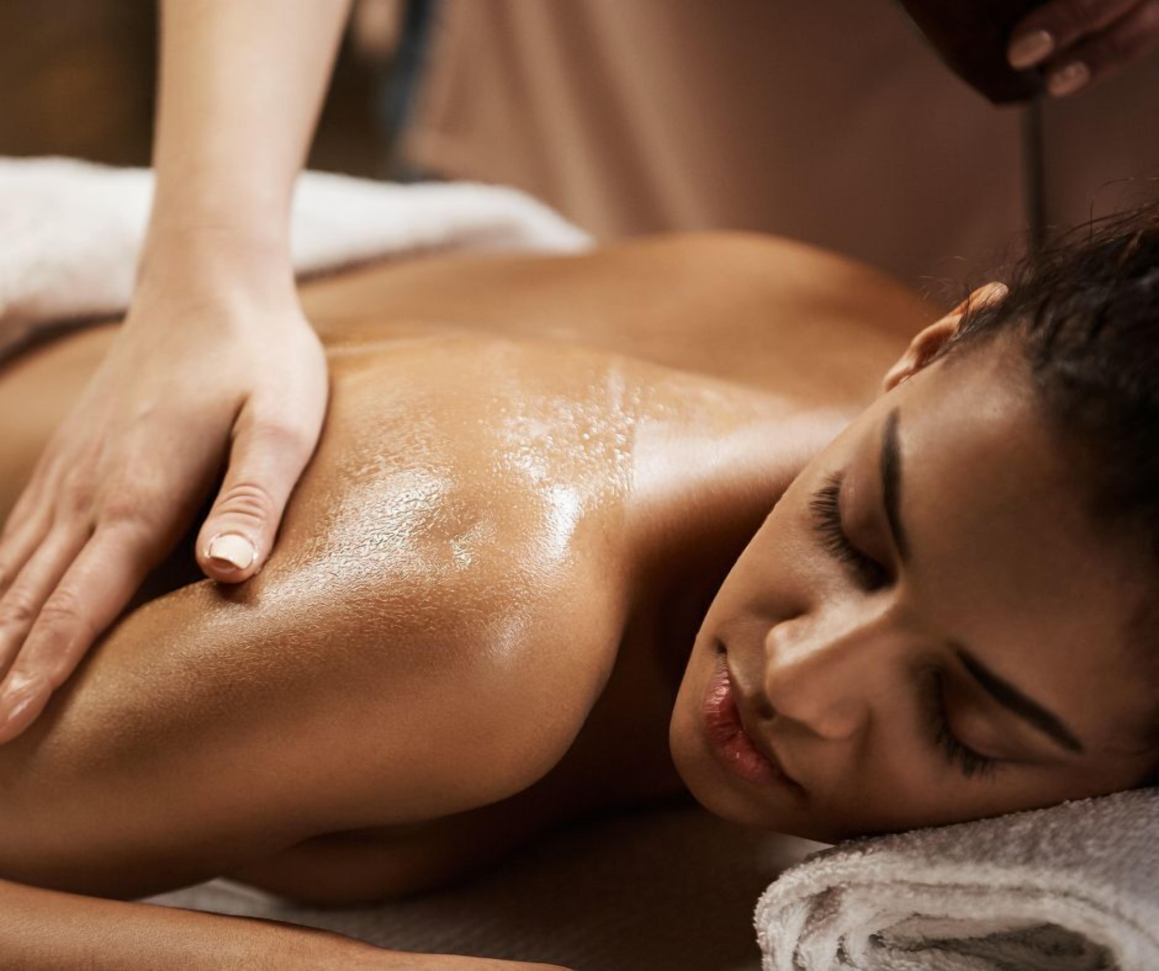 Une personne qui reçoit un massage du dos.