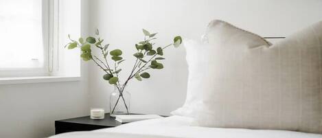 3 bedrooms, desk, iron/ironing board, travel crib