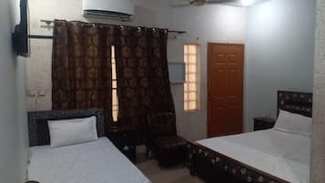Quarto casal luxo | Quartos à prova de som, ferros/tábuas de passar roupa, Wi-Fi de cortesia