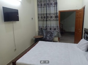Deluxe Double Room | Soundproofing, iron/ironing board, free WiFi