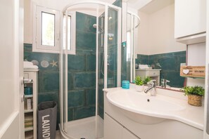 Family Apartment, Multiple Bedrooms (Il Vecchio Faro A37 150m From The) | Bathroom | Shower, bidet, towels, soap