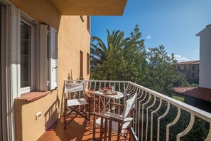 Family Apartment, Multiple Bedrooms (Il Vecchio Faro A37 150m From The) | Outdoor dining - Il Vecchio Faro A37 150m From The Beach (Loiri Porto San Paolo)