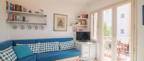 Familienapartment, Mehrere Schlafzimmer (Il Vecchio Faro A37 150m From The) | Wohnbereich | 21-Zoll-Flachbildfernseher mit Kabelempfang