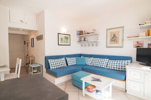 21-inch flat-screen TV with cable channels - Il Vecchio Faro A37 150m From The Beach (Loiri Porto San Paolo)