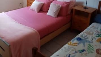 1 slaapkamer, een strijkplank/strijkijzer, beddengoed