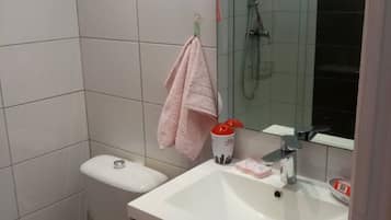 Ducha, secador de pelo, jabón, papel higiénico
