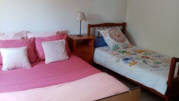 1 slaapkamer, een strijkplank/strijkijzer, beddengoed