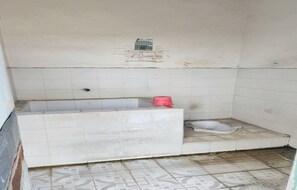Double Room | Bathroom | Shower, towels - Hotel O Jamil Homestay Syariah (Surabaya)