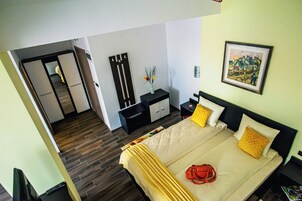 Family Studio | Hypo-allergenic bedding, minibar, in-room safe, desk