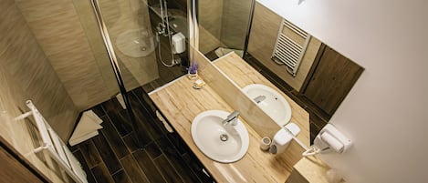 Deluxe tweepersoonskamer | Badkamer | Een douche, een regendouche, gratis toiletartikelen, een haardroger