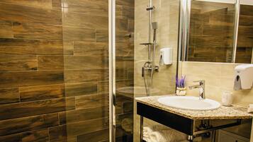 Studio Familial | Salle de bain | Douche, douche à « effet pluie », articles de toilette gratuits