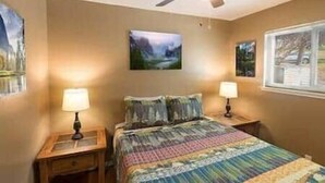 A bedroom with a bed, two bedside tables, a ceiling fan, and two wall-mounted lamps. - Mountain View, Near Yosemite & Bass Lake, EVC, BBQ (Oakhurst)