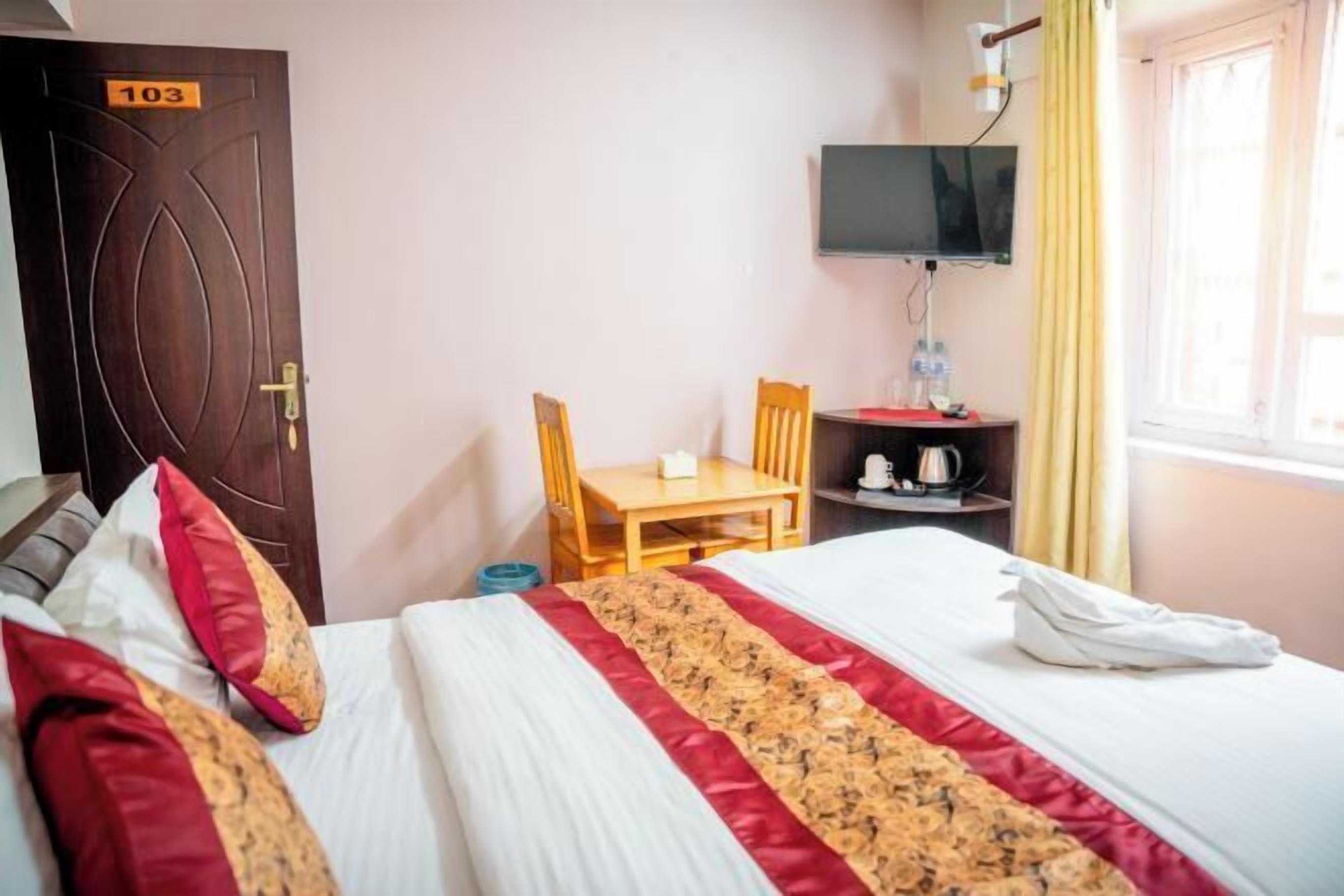 Hypo-allergenic bedding, desk, free WiFi, bed sheets