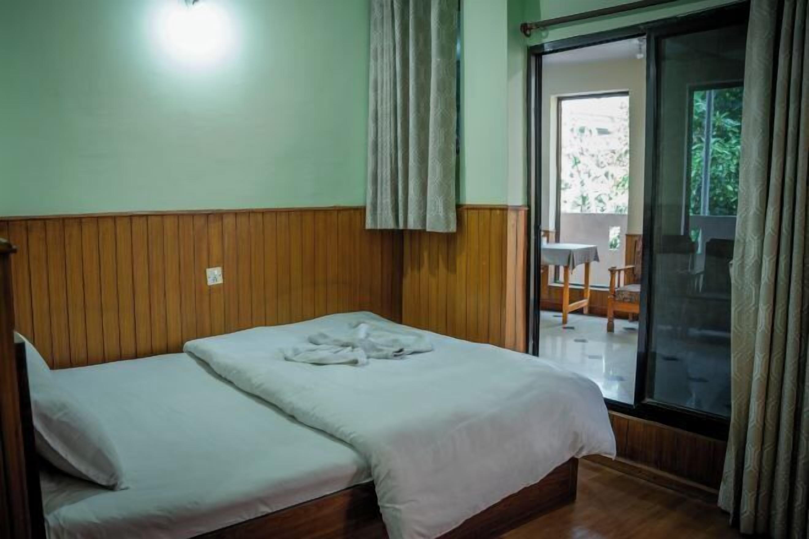 Hypo-allergenic bedding, desk, free WiFi, bed sheets