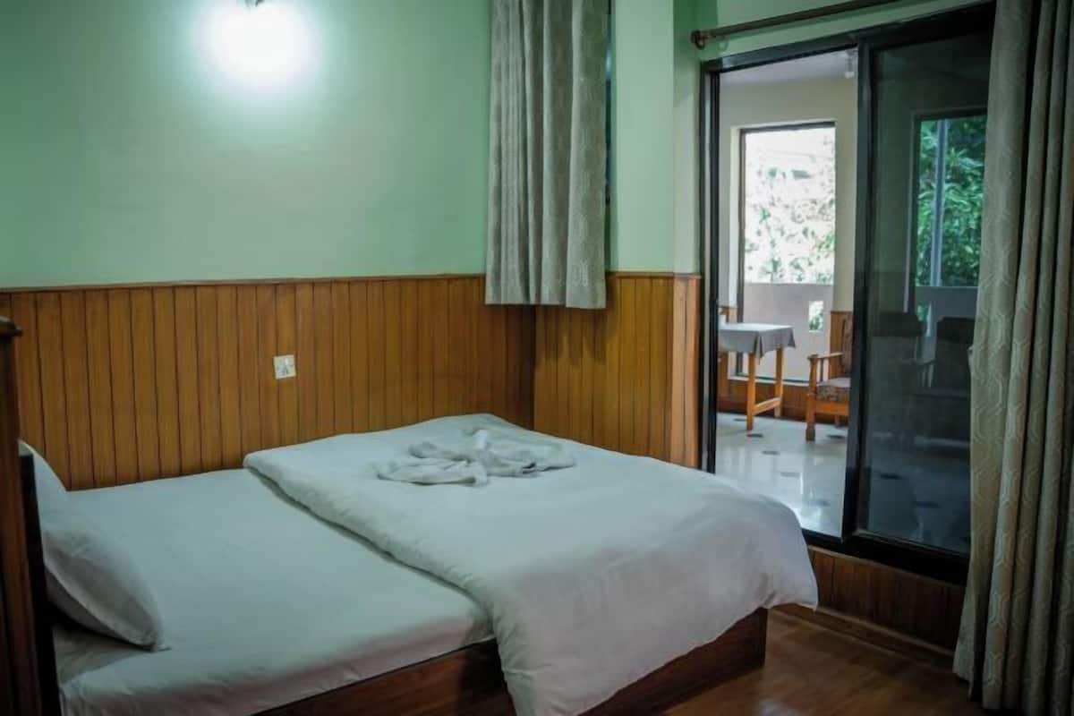 Ropa de cama hipoalergénica, escritorio, wifi gratis y ropa de cama