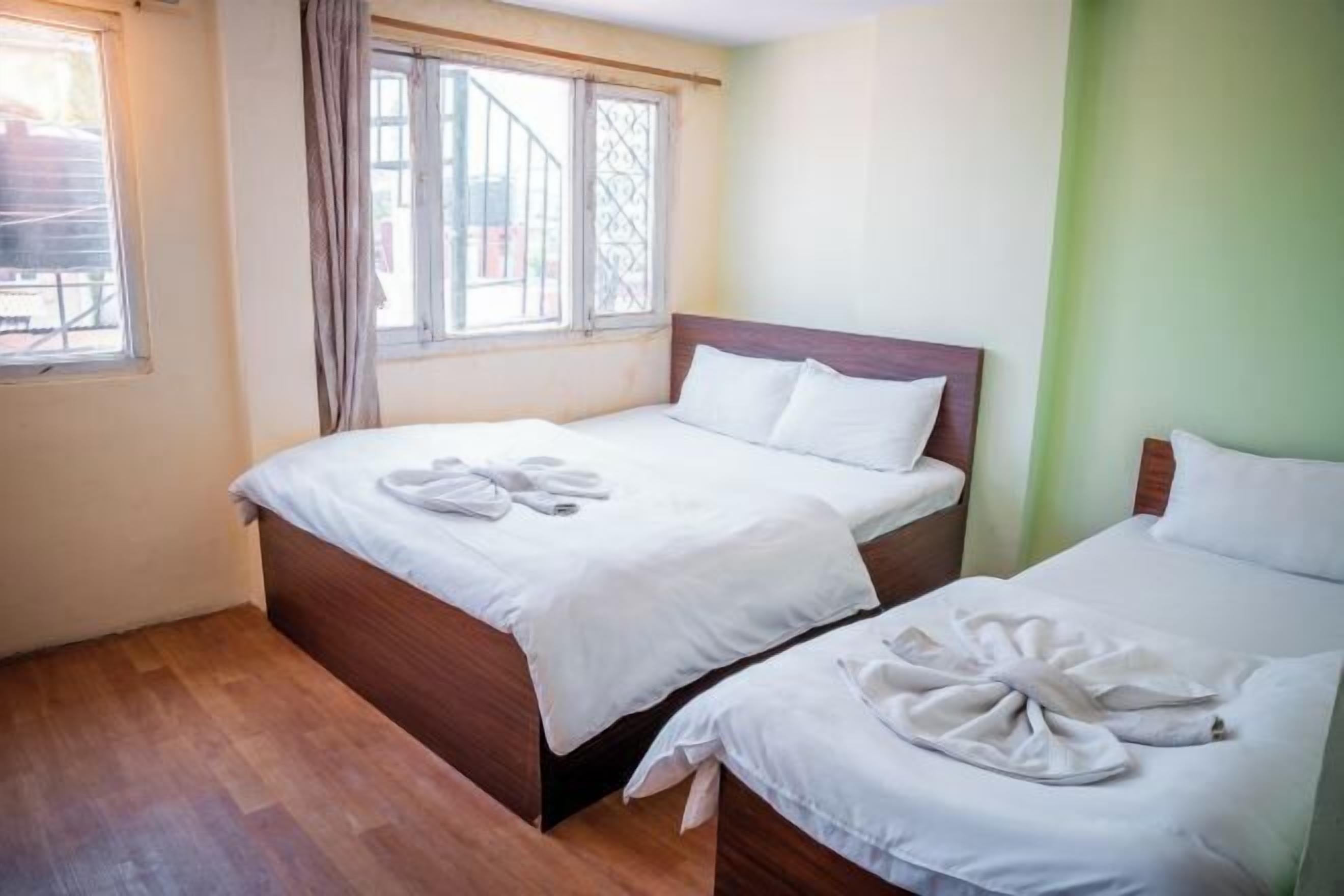 Hypo-allergenic bedding, desk, free WiFi, bed sheets