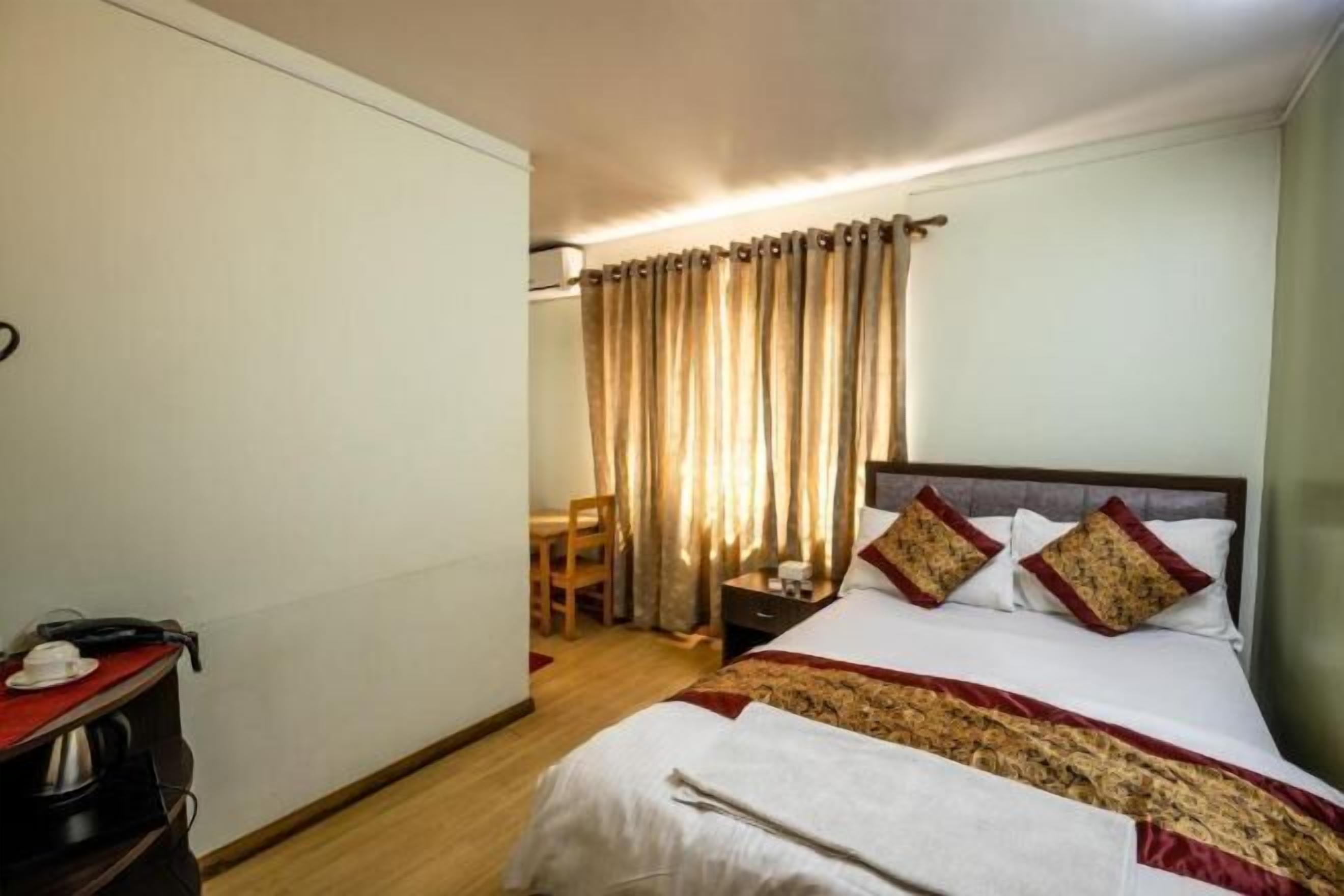 Hypo-allergenic bedding, desk, free WiFi, bed sheets