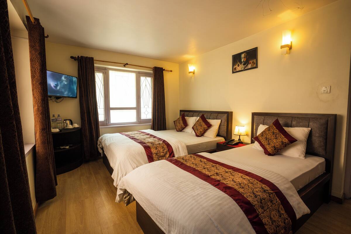 A/C Super Deluxe Room with 1 Single Bed & 1 Double Master Bed | เครื่องนอนป้องกันสารก่อภูมิแพ้, โต๊ะทำงาน, Wi-Fi ฟรี, ผ้าปูที่นอน