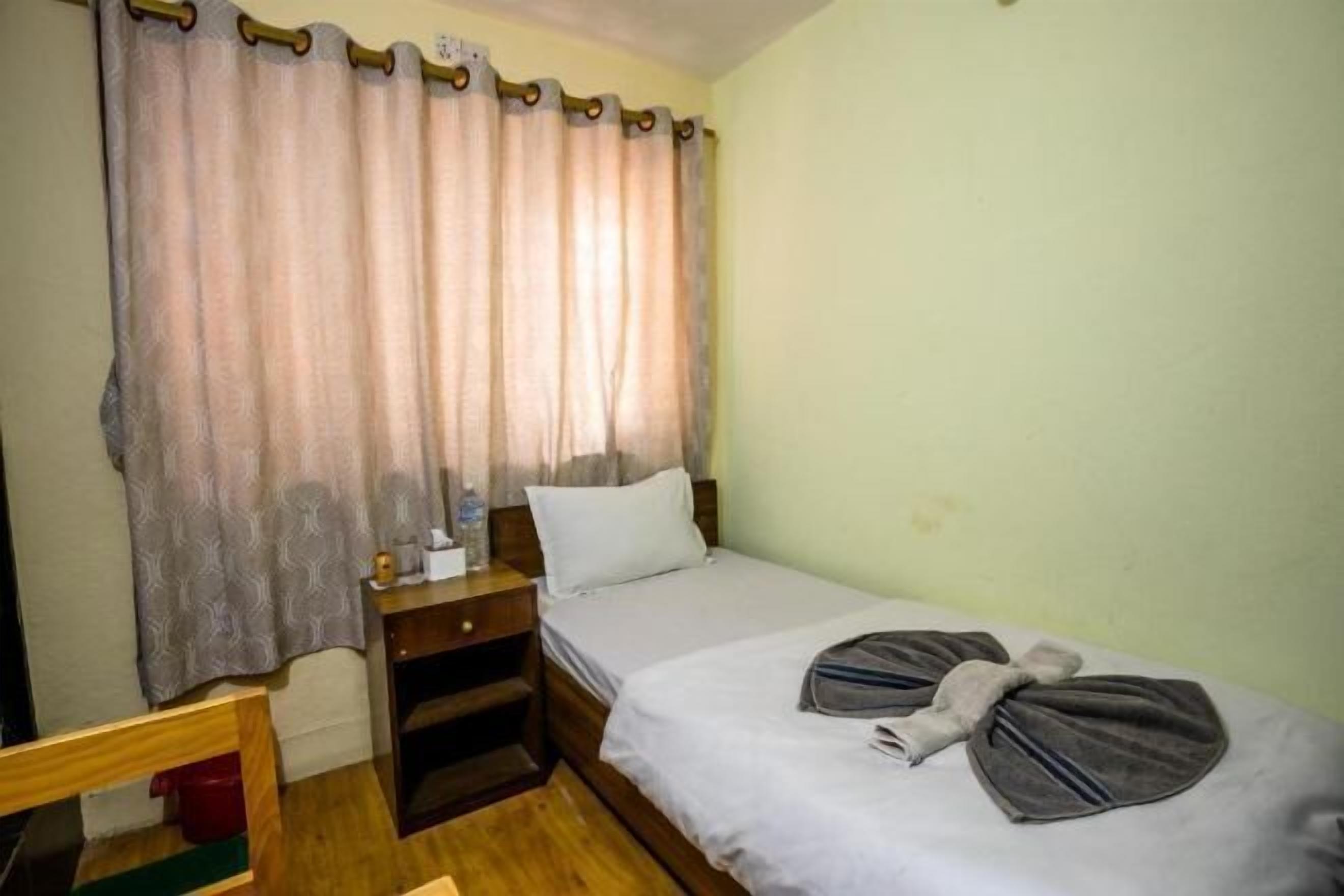 Hypo-allergenic bedding, desk, free WiFi, bed sheets