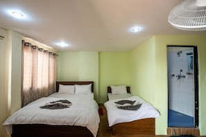 Quarto duplo standard | Roupas de cama antialérgicas, escrivaninha, Wi-Fi de cortesia