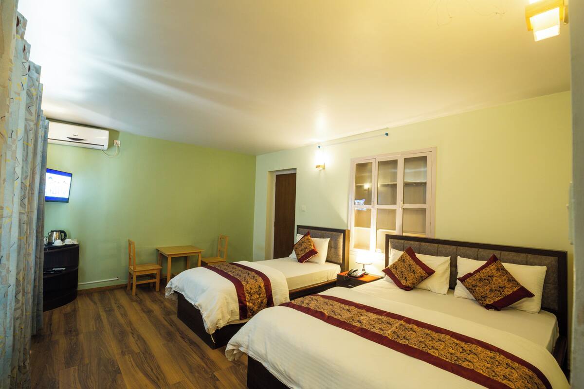 A/C Deluxe Room with 1 Single Bed and 1 Double Master Bed | เครื่องนอนป้องกันสารก่อภูมิแพ้, โต๊ะทำงาน, Wi-Fi ฟรี, ผ้าปูที่นอน