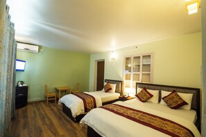 Hypo-allergenic bedding, desk, free WiFi, bed sheets - Hotel Harmony Bistro (Lalitpur)