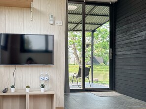 Deluxe Double Room | Living area | LED TV - Na Muen See (Samoeng)