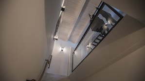 Un intérieur moderne avec un escalier menant à un balcon.