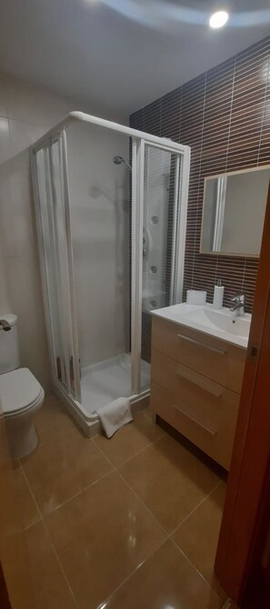 Suihku, hiustenkuivaaja, bidee, pyyhkeet