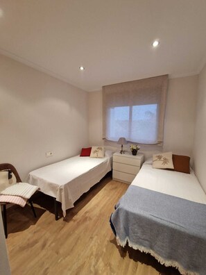 2 makuuhuonetta, silitysrauta/-lauta, Wi-Fi, vuodevaatteet