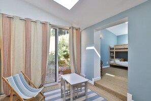 5 bedrooms, iron/ironing board, WiFi, bed sheets