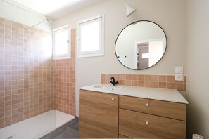 Dusche, Haartrockner, Handtücher, Seife