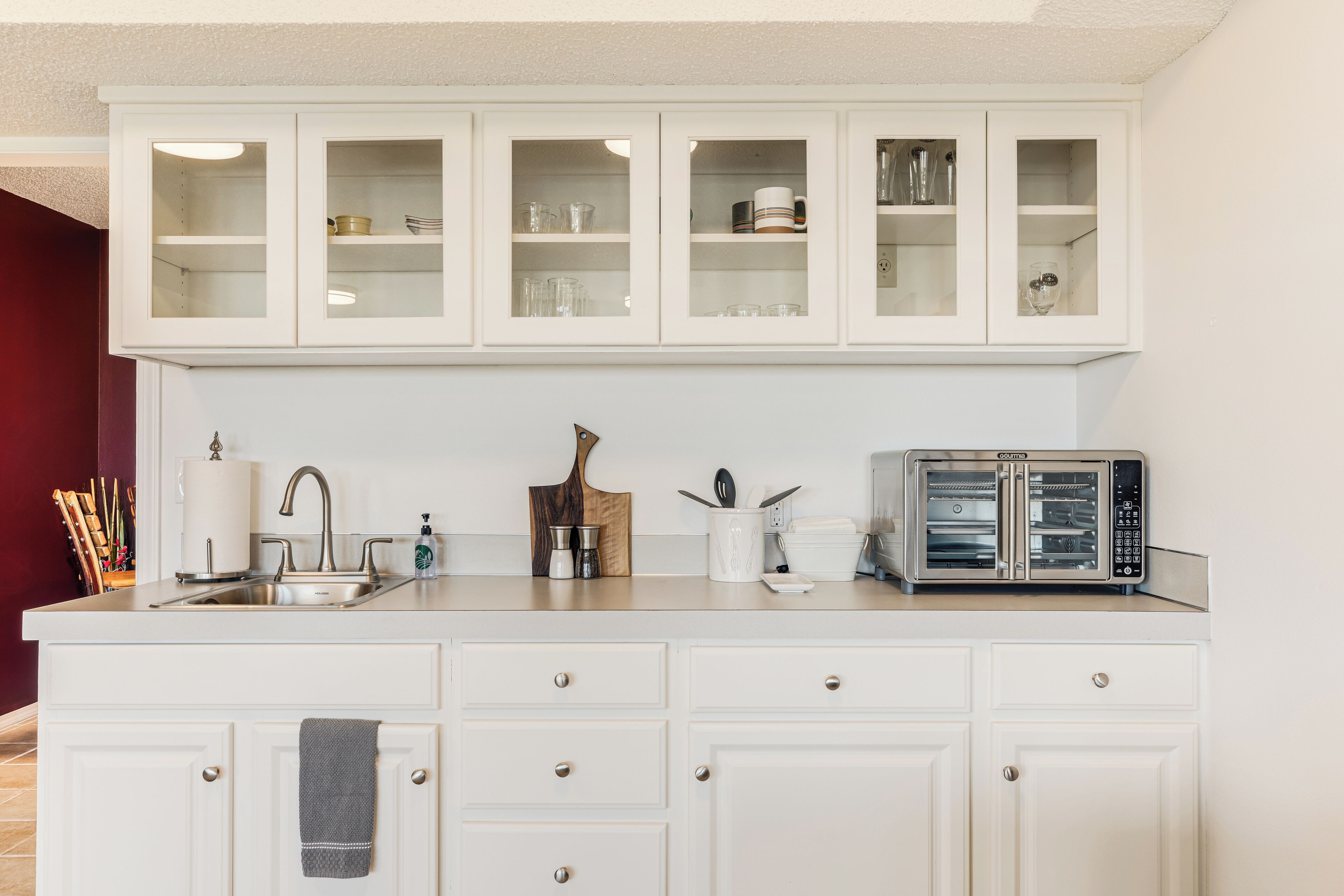 Een koelkast, een microgolfoven, een oven