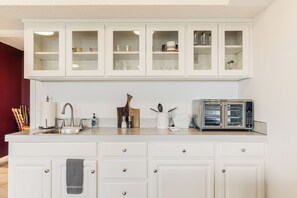 Fridge, microwave, oven, coffee/tea maker